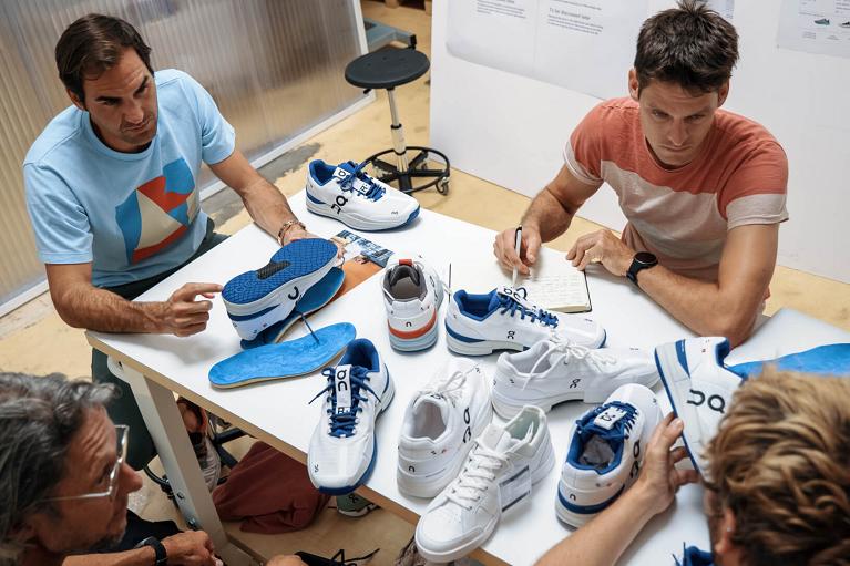Roger Federer al lavoro con i designer di On Shoes, l'azienda di cui è diventato azionista