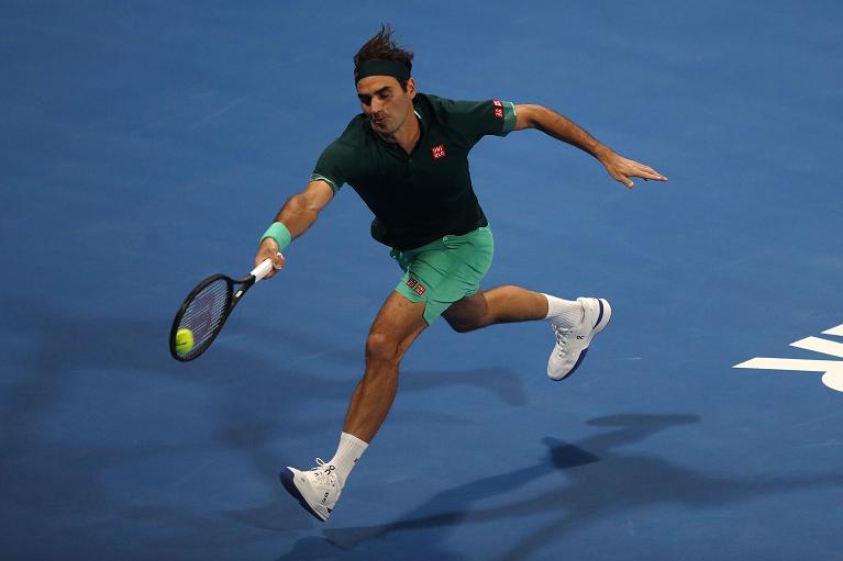 Roger Federer in allungo con il diritto sui campi di Doha