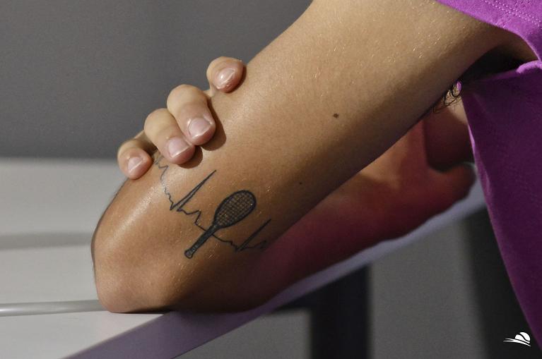 Il tatuaggio sul braccio sinistro di Lorenzo Musetti: un battito cardiaco che comincia e finisce nella racchetta