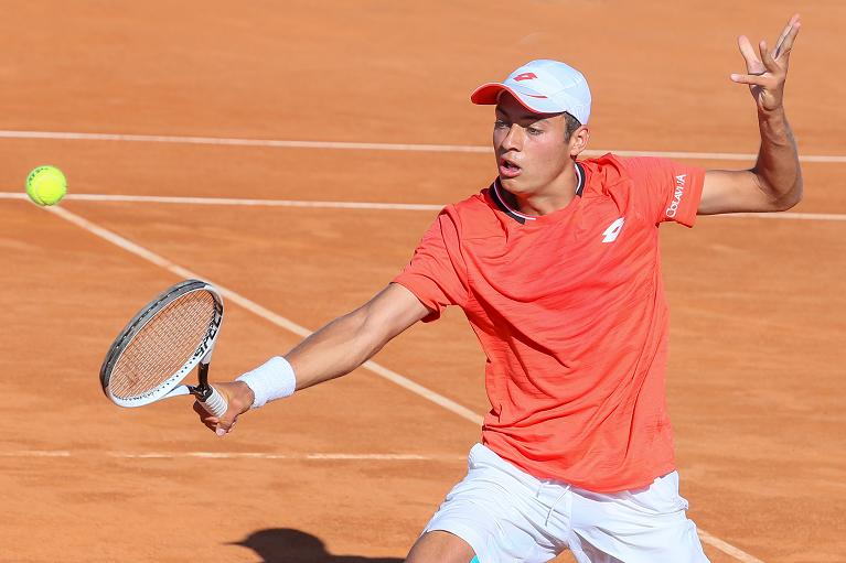 Flavio Cobolli in azione ai Campionati Italiani Assoluti a Todi