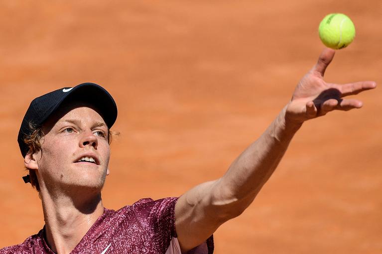Jannik Sinner alla battuta al Foro Italico