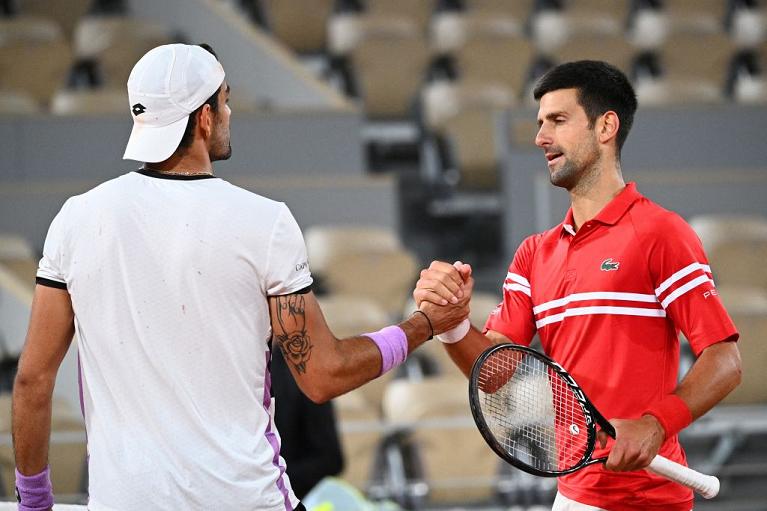 Il saluto a fine match tra Matteo Berrettini e Novak Djokovic (foto Getty Images)