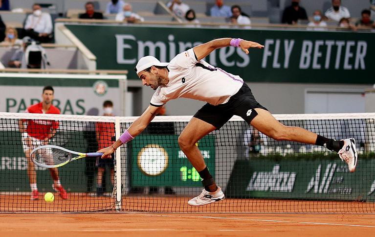 Matteo Berrettini ha compiuto 25 anni in aprile, Novak Djokovic ne ha fatti 34 in maggio