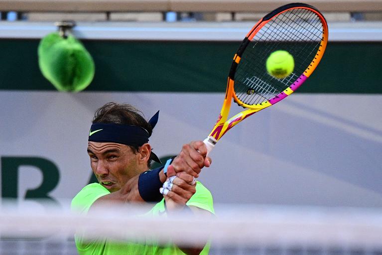 Rafael nadal in azione al Roland Garros con la sua Babolat Pure Aero nella nuova versione cromatica che porta il suo nome