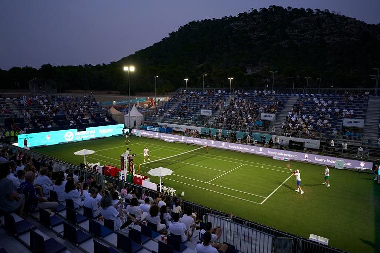 L'inaugurazione del campo centrale a Maiorca con un'esibizione di doppio: in campo Djokovic e Feliciano Lopez