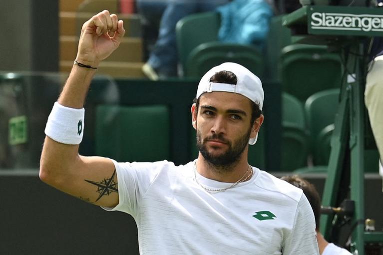 Matteo Berrettini saluta il pubblico (foto Getty Images)