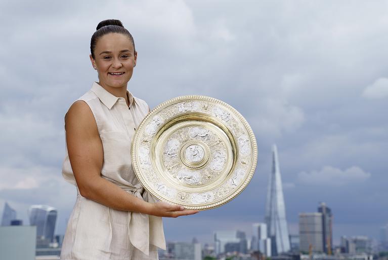 Ashleigh Barty col trofeo di Wimbledon (foto Getty Images)