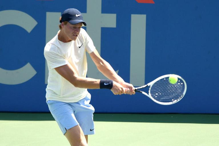 Il rovescio di Jannik Sinner (foto Getty Images)