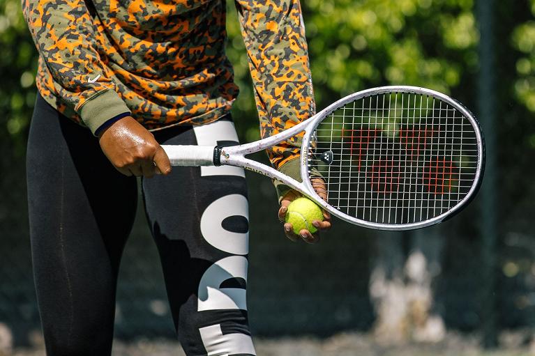 Maomi Osaka in campo con la sua nuova Yonex VCore 98 decorata da Takashi Murakami