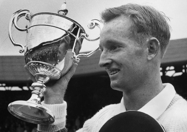 L'australiano Rod Laver con il trofeo di Wimbledon nel 1962 anno del suo primo Slam