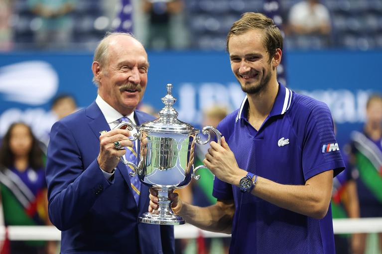 Daniil Medvedev  premiato da Stan Smith, vincitore degli Us Open esattamente 50 anni fa, nel 1971
