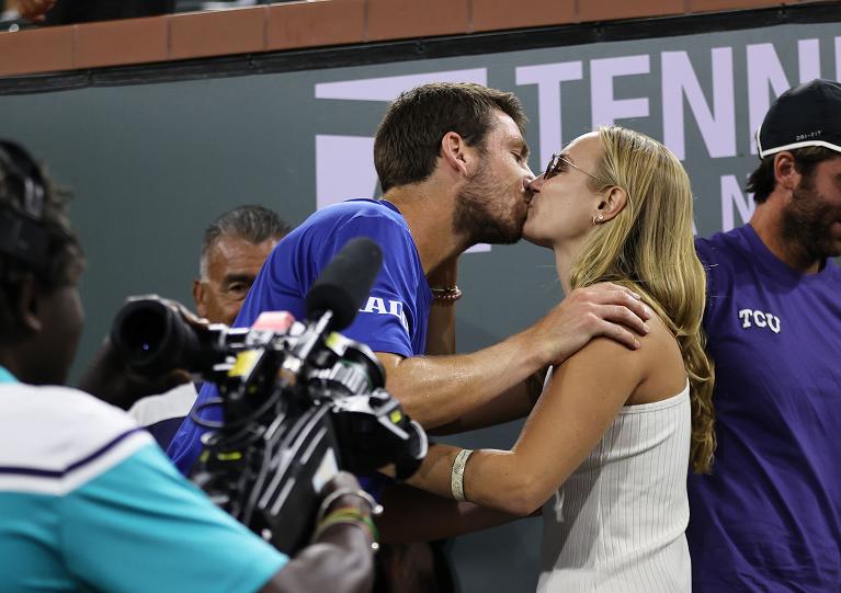 Cameron Norrie festeggia con la fidanzata Louise Jacobi il suo primo grande successo