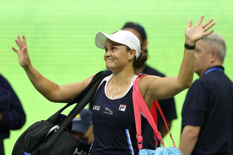 Ashleigh Barty saluta il pubblico (foto Getty Images)