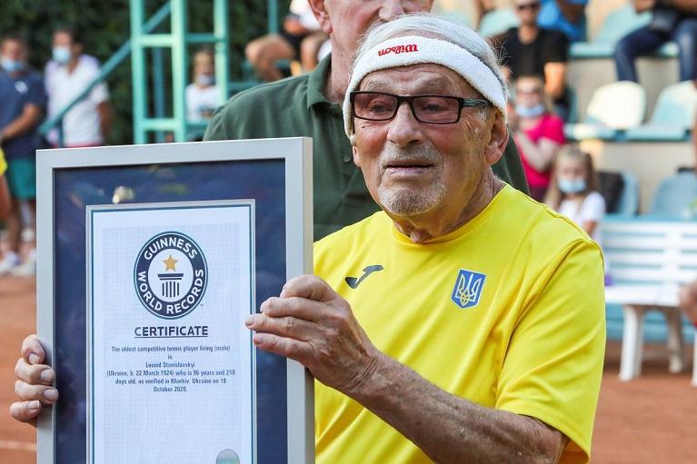 Leonid Stanislavskyi, 97 anni, il più anziano giocatore agonista al mondo secondo i tabulati della Federazione Internazionale (ITF)