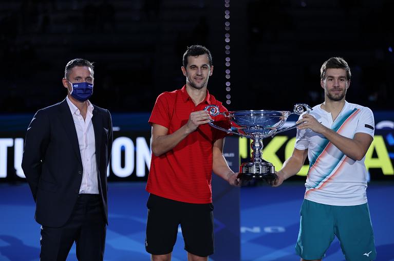 Andrea Gaudenzi, presidente di ATP, alla consegna del trofeo ai n.1 del mondo 2021 Pavic e Mektic