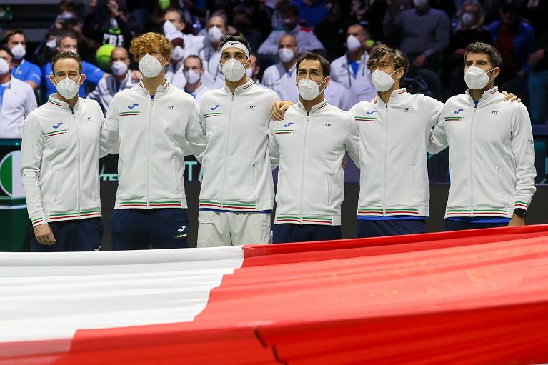 L'Italia di Davis a Torino: da sin. il capitano Volandri, Sinner, Sonego, Fognini, Musetti e Bolelli