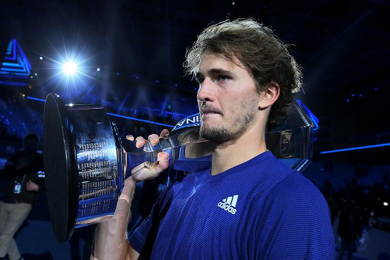 Alexander Zverev con il trofeo delle Nitto ATP Finals in spalla ( Foto Sposito)