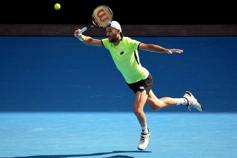 Un recupero accrobatico di Stefano Travaglia (foto Getty Images)