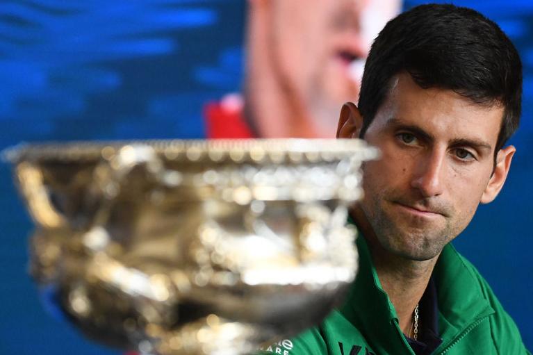 Novak Djokovic con il trofeo dell'Australian Open