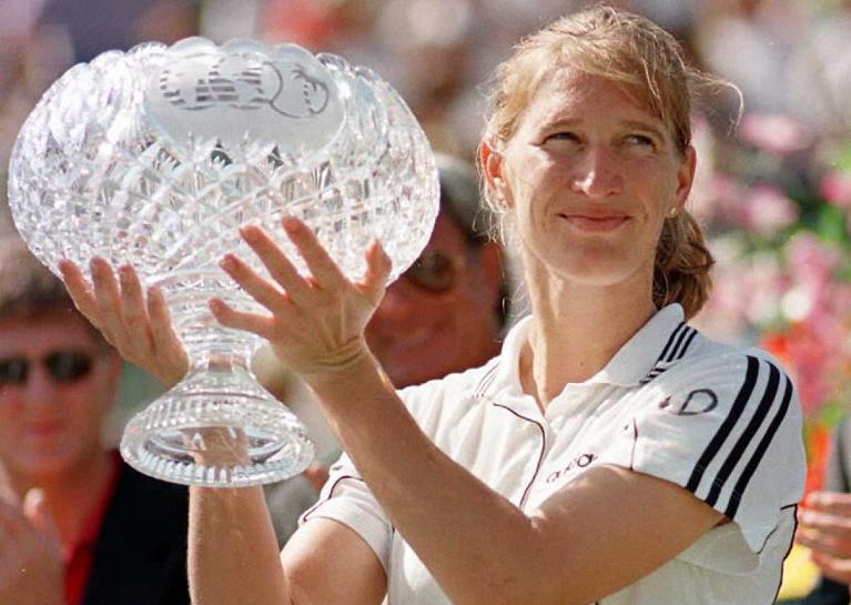 Steffi Graf con il trofeo di Miami nel 1996 (Foto Getty Images)