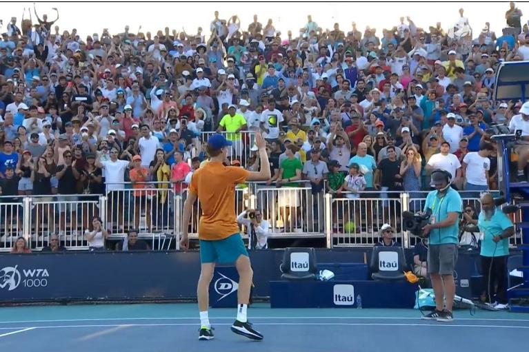 Il pubblico di Miami in piedi ad applaudire Jannik Sinner
