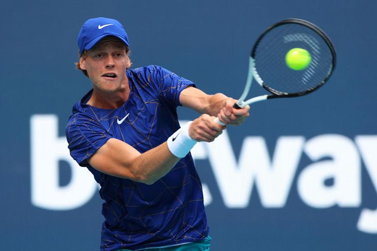 Jannik Sinner colpisce di rovecio (foto Getty Images)