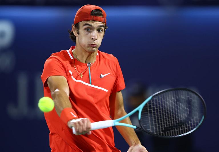 Il rovescio di Lorenzo Musetti (foto Getty Images)