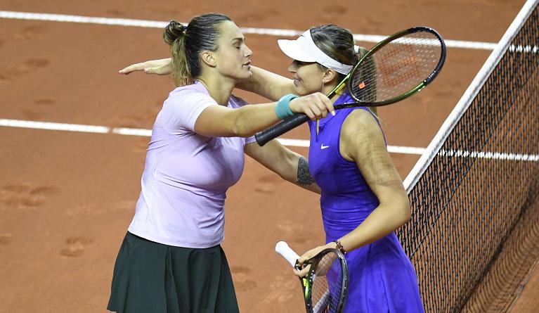 L'abbraccio a fine partita tra Aryna Sabalenka e Paula Badosa (Foto Getty Images)