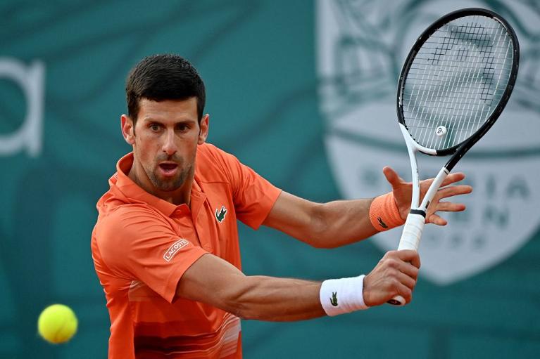 Novak Djokovic colpisce di rovescio (foto Getty Images)