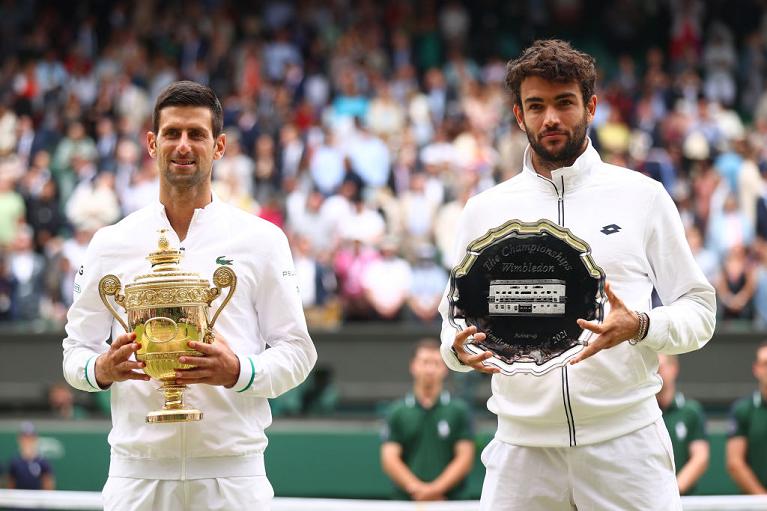 Matteo Berrettini con Novak Djokovic per la premiazione di Wimbledon 2021