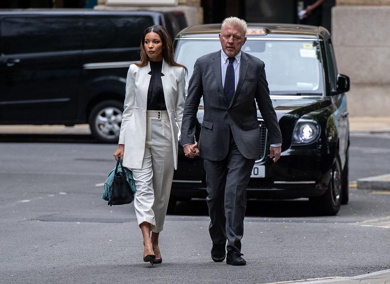 Boris Becker con la compagna Lilian de Carvalho Monteiro si avvia alla Southwark Crown Court di Londra per conoscere la sentenza (Foto Getty Images)