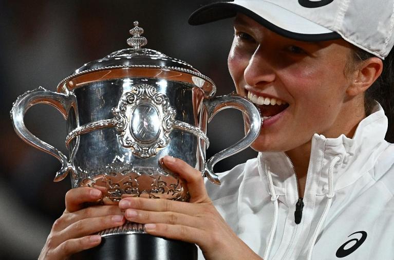 Iga Swiatek morde il suo secondo trofeo del Roland Garros (foto Getty Images)