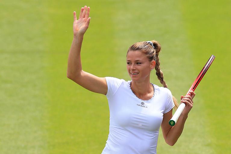 Una Camila Giorgi sorridente saluta il pubblico (foto Getty Images)