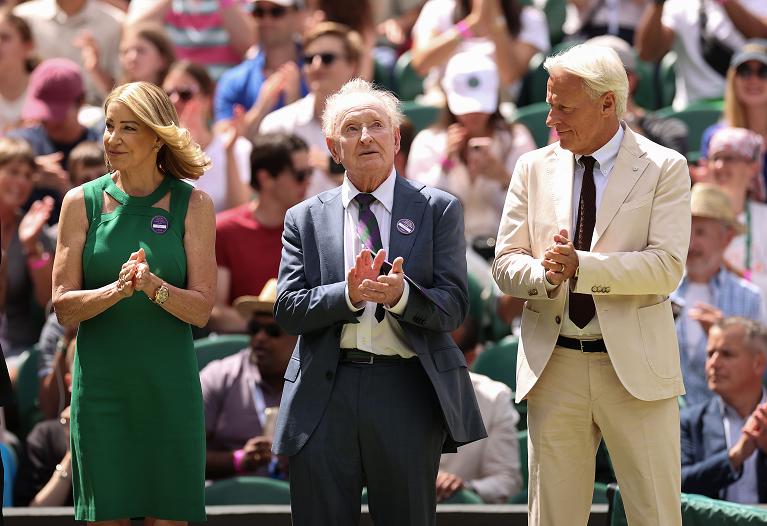 Chris Evert sul Centre Court di Wimbledon con Rod Laver e Bjorn Borg