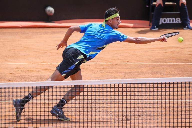 Lorenzo Sonego si allunga a rete (foto Sposito)