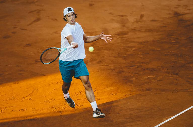 Lorenzo Musetti colpisce di diritto (foto Getty Images)