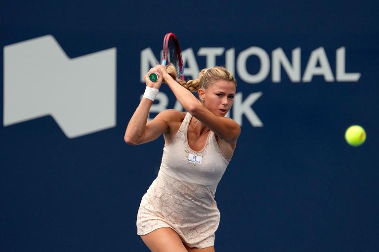 Il rovescio di Camila Giorgi (foto Twitter “National Bank Open”)