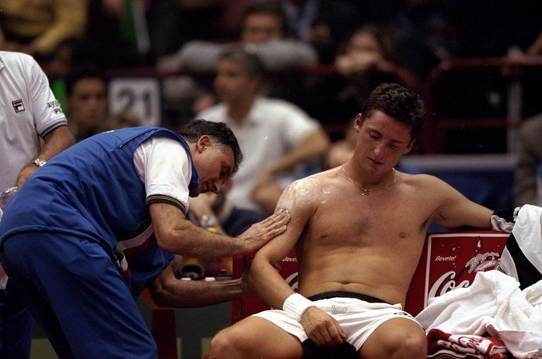 Andrea Gaudenzi infortunato alla spalla durante il durissimo match contro Magnus Norman nella finale Davis del 1998