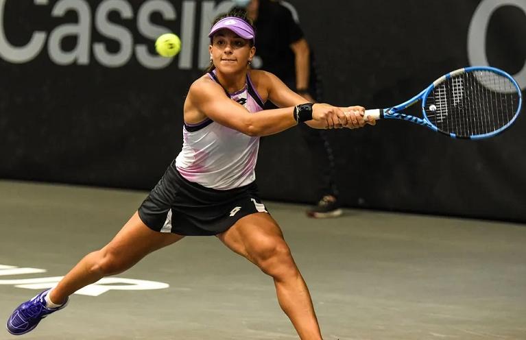 Un recupero in allungo di rovescio di Lucrezia Stefanini