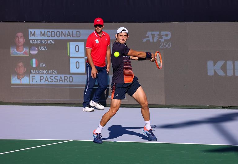 Il rovescio di Francesco Passaro (foto Lolli)