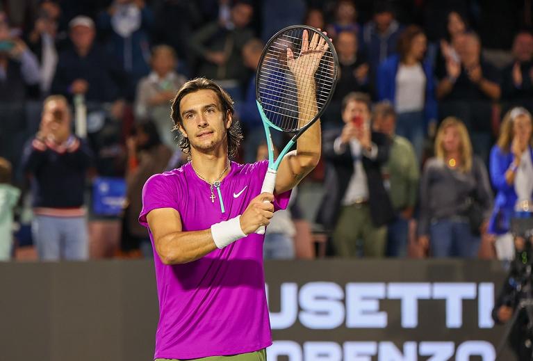 Lorenzo Musetti ringrazia il pubblico (foto Lolli)