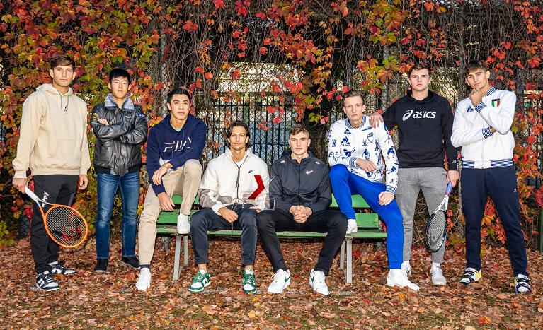 Francesco Passaro, Chun-Hsin Tseng, Brandon Nakashima, Lorenzo Musetti, Jack Draper, Jiri Lehecka, Dominic Stricker e Matteo Arnaldi posano per la foto ufficiale delle Intesa Sanpaolo Next Gen ATP Finals 2022. Foto Arturo Holmes/Getty Images.