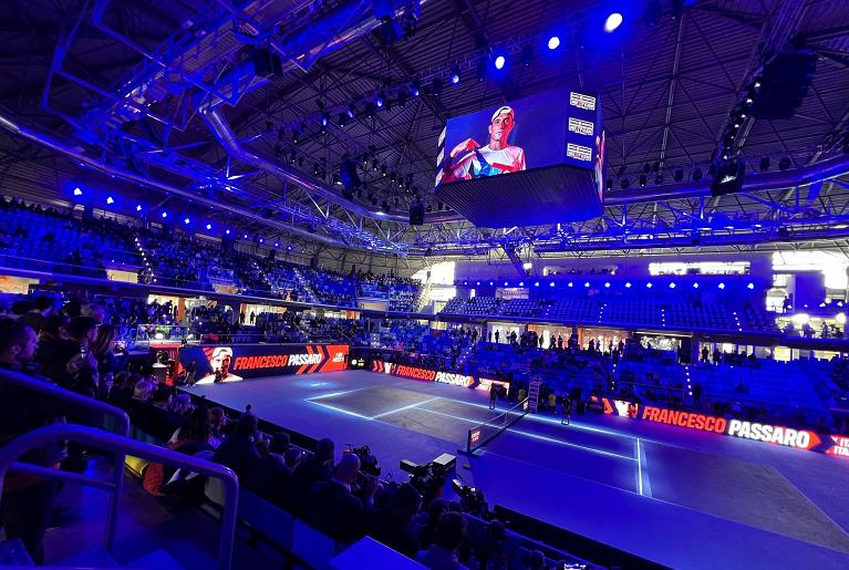 L'ingresso in campo di Francesco Passaro per il match inaugurale delle Intesa Sanpaolo Next gen ATP Finals 2022