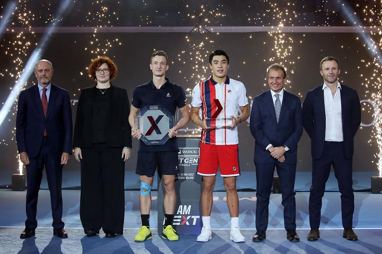 La premiazione di Brandon Nakashina: da sin. Angelo Binaghi (FITP), Jiri Lehecka, Brandon Nakashima, Vito Cozzoli (Sport e salute) e Massimo Calvelli (ATP)