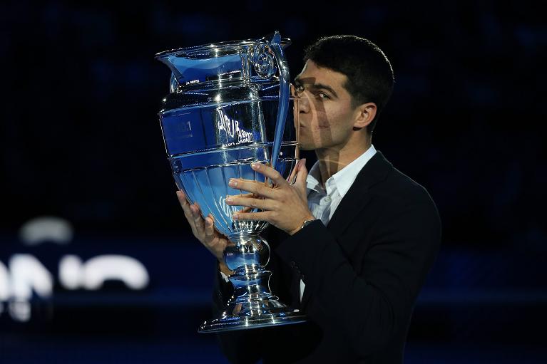 Carlos Alcaraz alza il trofeo come numero 1 ATP di fine anno al Pala Alpitour di Torino (Foto Sposito)