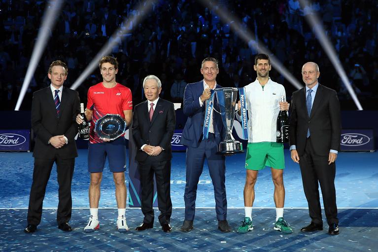La premiazione delle Nitto ATP Finals 2022: da sin, il direttore del torneo Adam Hogg, Casper Ruud, il Ceo di Nitto Hideo Takasaki, il presidente ATP Andrea Gaudenzi, Novak Djokovic e il presidente della FITP Angelo Binaghi