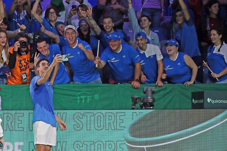 Il selfie di Lorenzo Sonego con i tifosi dell'Italia (foto Sposito)