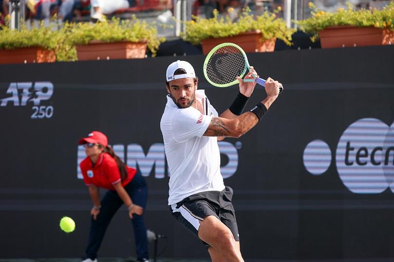 Matteo Berrettini colpisce di rovescio (foto Lolli)