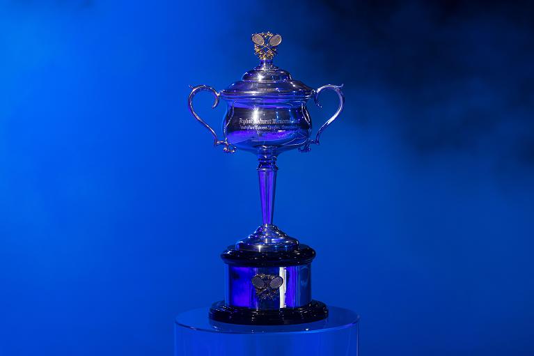 La Daphne Akhurst Memorial Cup, trofeo assegnato alla vincitrice degli Australian open femminili. Il trofeo maschile è invece dedicato a Norman Brooks, grande campione neozelandese nei primi anni del ‘900