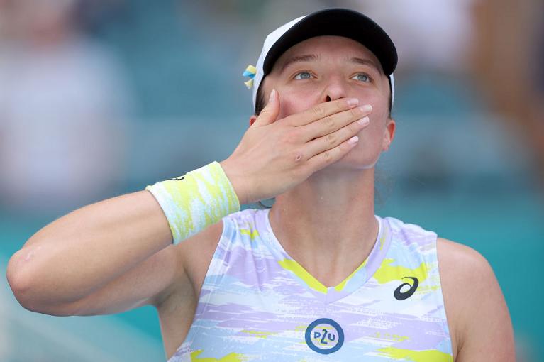 Iga Swiatek saluta il pubblico (foto Getty Images)